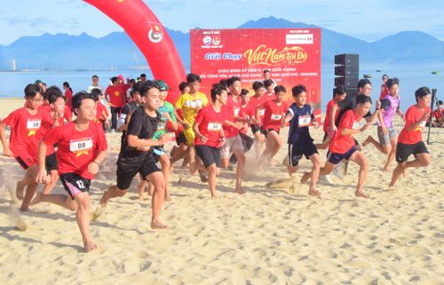 Vận động viên sôi nổi tranh tài tại Giải chạy “Việt Nam tôi đó” do UBND phường Thanh Khê phối hợp Đoàn Thanh niên phường tổ chức. Ảnh: NGUYÊN KHANG