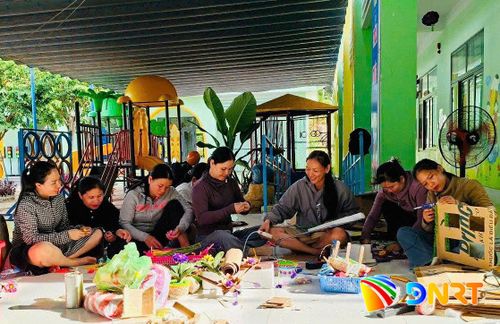 Giáo viên, nhân viên Trường mầm non Họa Mi chuẩn bị các điều kiện phục vụ năm học mới 2026 - 2027. Ảnh: P.Trà