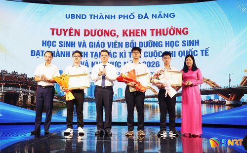 Lãnh đạo thành phố, ngành giáo dục khen thưởng học sinh đạt thành tích cao tại các kỳ thi, cuộc thi quốc tế. Ảnh: NGỌC HÀ.