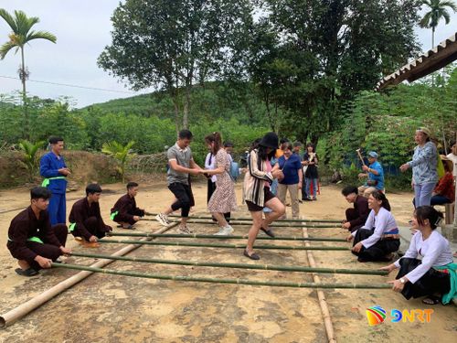 Du khách và người dân làng Mường hòa mình vào trò chơi nhảy sạp. Ảnh: D.LỆ