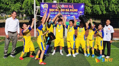 Niềm vui với chức Vô địch của Đội 1 lứa tuổi U11. Ảnh: ĐẮC MẠNH