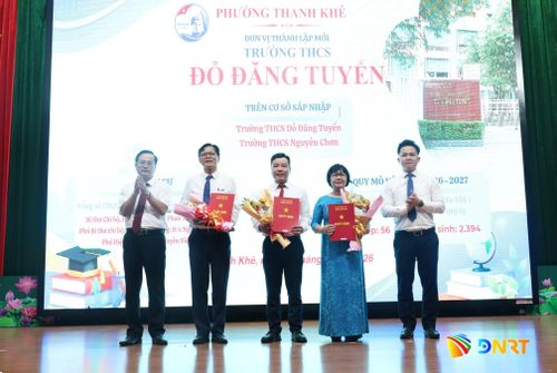 Lãnh đạo phường Thanh Khê trao quyết định cho Ban Giám hiệu Trường THCS Đỗ Đăng Tuyển. Ảnh: NGỌC HÀ