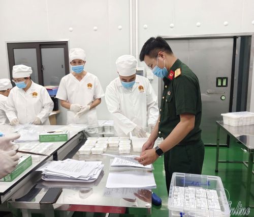 Cán bộ Bộ CHQS tỉnh Điện Biên bàn giao mẫu hài cốt và hồ sơ mẫu cho Viện Pháp y Quân đội, Bộ Quốc phòng.