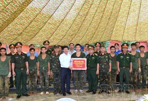 Đồng chí Mùa A Vảng, Ủy viên dự khuyết Ban Chấp hành Trung ương Đảng, Phó Bí thư Tỉnh ủy, Chủ tịch Ủy ban MTTQ Việt Nam động viên lượng làm nhiệm vụ lấy mẫu ADN.
