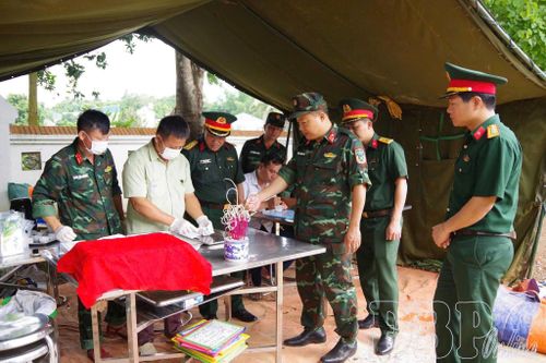 Cán bộ, chiến sĩ thực hiện quy trình số hóa thông tin hài cốt liệt sĩ.