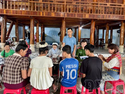 Trưởng bản Na Sang, xã Núa Ngam tuyên truyền, vận động người dân trong bản xây dựng khu dân cư không khói thuốc lá.