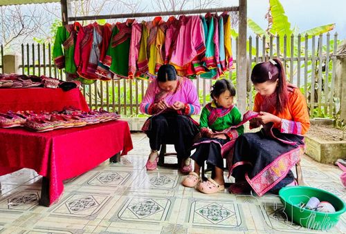 Chị Lò Seo Phấn (ngoài cùng bên trái) miệt mài với những đôi giày thêu, góp phần lưu giữ nét văn hóa truyền thống của dân tộc Xạ Phang.