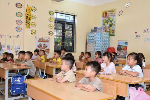 Học sinh khối lớp 1, Trường PTDTBT Tiểu học Trần Văn Thọ, xã Mường Nhé tăng cường học tiếng Việt trước thềm năm học 2026 - 2027.