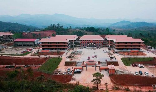 Trường phổ thông nội trú Tiểu học và THCS Si Pa Phìn được xây dựng khang trang, hiện đại.