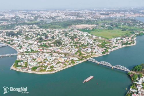 Với lợi thế sông Đồng Nai, thành phố được định hướng phát triển mô hình đô thị ven sông.