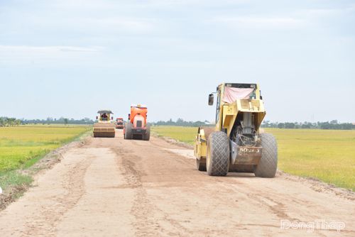 Tại gói thầu số 15, không khí thi công rất nhộn nhịp, khẩn trương.