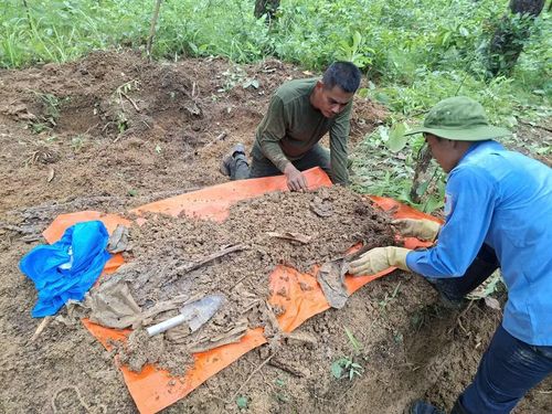 Cán bộ, chiến sĩ Đội K52 và người dân tỉnh Ratanakiri tìm thấy hài cốt liệt sĩ tại làng Lâm, xã Bọ Nhầy, huyện Oyadav. Ảnh: ĐVCC