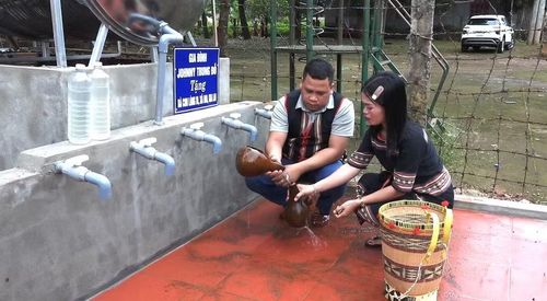 Người dân làng Bi vui mừng khi giếng nước sạch được khánh thành và đưa vào sử dụng. Ảnh: H.Đ.T