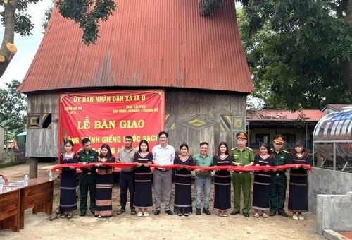 Các đại biểu cắt băng khánh thành công trình giếng nước sạch Làng Bi, xã Ia O. Ảnh: H.Đ.T