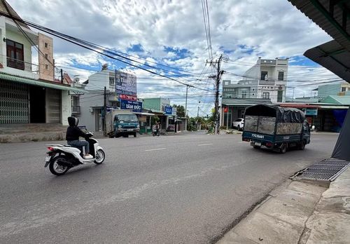  Ngã tư Cây Xoài (thôn Phước Thuận, xã Tuy Phước) có đường dốc, khuất tầm nhìn, nguy cơ cao xảy ra va chạm giao thông. Ảnh: N.C 