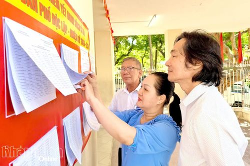 Danh sách cử tri được niêm yết đầy đủ tại điểm bầu cử tổ dân phố Độc Lập, phường Tây Nha Trang. Ảnh: XUÂN THÀNH