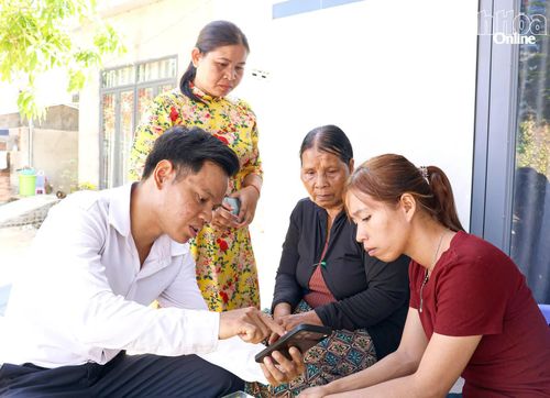 Cập nhật tiện ích số cho người dân tại thôn Liên Sang.