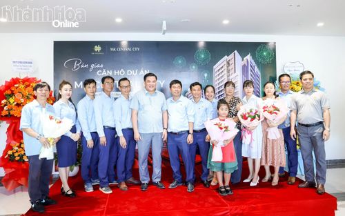 Người dân nhận bàn giao căn hộ nhà ở xã hội thuộc Dự án MK Central City (phường Phan Rang).
