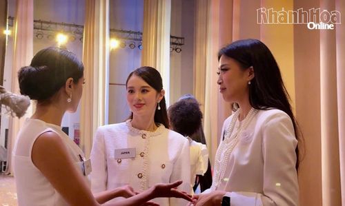 Trong cánh gà, các người đẹp cùng trò chuyện, trao đổi câu chuyện của mình tại vòng thi.