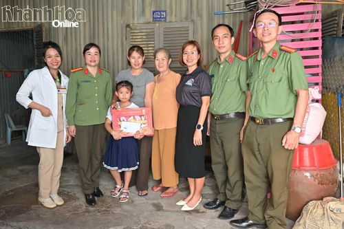 Các đơn vị thăm, tặng quà em Trịnh Khánh My.
