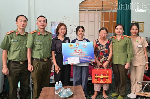 Các đơn vị thăm, tặng quà em Nguyễn Phùng Nguyên Ngọc.