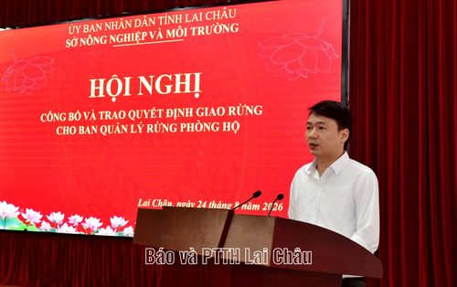 Lãnh đạo Ban Quản lý rừng phòng hộ phát biểu nhận nhiệm vụ.