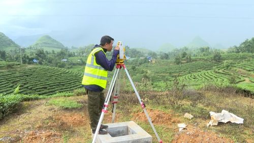 Kỹ thuật viên đo đạc bản đồ thực tế tại bản Cư Nhà La (phường Đoàn Kết).