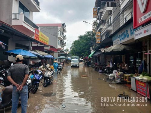 Tuyến đường vào chợ Giếng Vuông bị ngập úng do bão số 4