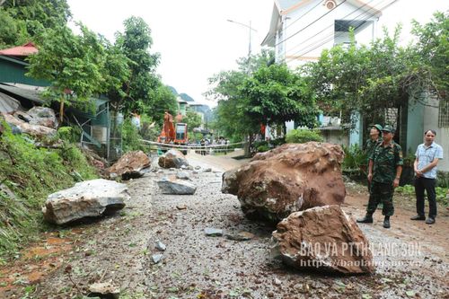 Lượng đá lớn lăn xuống đường ảnh hưởng tới người dân sinh sống trong khu vực
