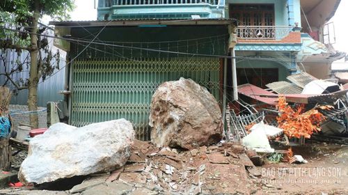 Nhiều tảng đá lớn lăn trực diện xuống nhà dân