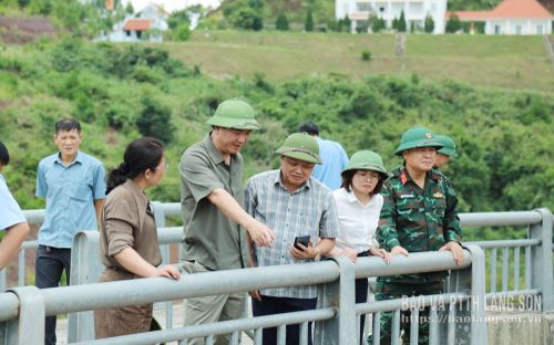 Đồng chí Nguyễn Cảnh Toàn, Phó Bí thư Tỉnh ủy, Chủ tịch UBND tỉnh kiểm tra thực tế việc vận hành xả điều tiết tại hồ chứa nước Bản Lải