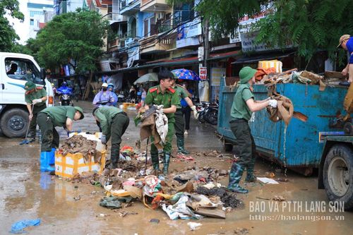 Lực lượng công an dọn vệ sinh tại đường Bắc Sơn
