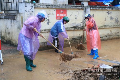 Cán bộ và người dân dọn vệ sinh tại khu vực chợ Giếng Vuông