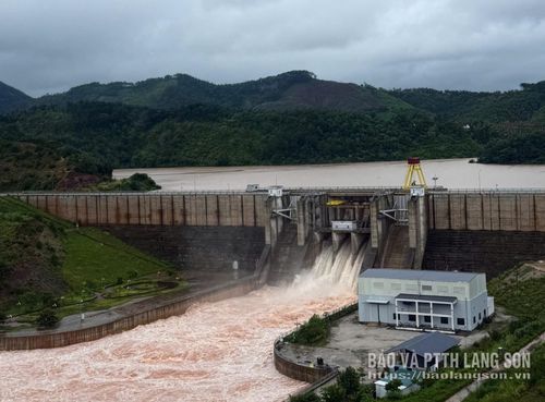 Hình ảnh hồ chứa nước Bản Lải (xã Khuất Xá) được phóng viên Báo và PTTH Lạng Sơn ghi lại trong cơn bão số 4