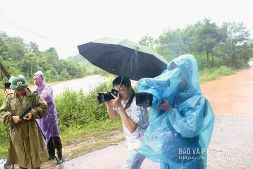 Phóng viên Báo và PTTH Lạng Sơn tác nghiệp tại tâm lũ xã Mẫu Sơn