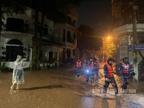 Phóng viên Hoàng Như tác nghiệp trong bão lũ tại phường Lương Văn Tri vào đêm 23/8