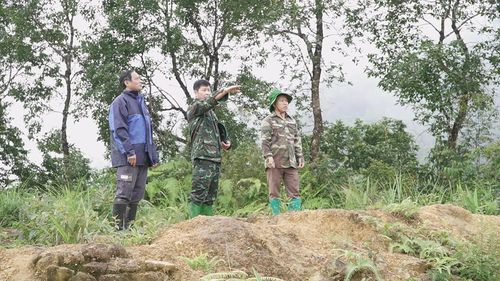 Lãnh đạo xã Chế Tạo kiểm tra những khu vực có nguy cơ sạt lở.