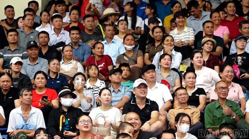 Khán giả cổ vũ các đội nhiệt tình.