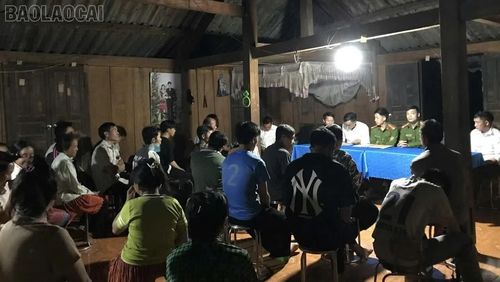 Tại xã Tà Xi Láng, người nghiện ma túy bị kiểm điểm trước dân, người cai nghiện thành công được công bố trong các cuộc họp thôn và được giúp đỡ để tái hòa nhập.