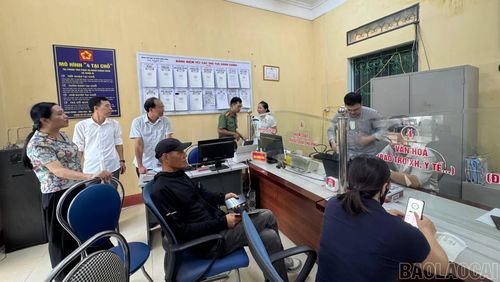 Đoàn công tác kiểm tra việc giải quyết thủ tục hành chính tại Trung tâm Phục vụ hành chính công xã Xuân Ái.