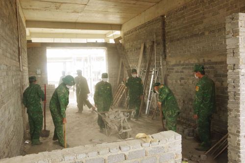 Các chiến sĩ Biên phòng hăng say trên công trường xây dựng Trường Tiểu học và Trung học cơ sở Thuận An