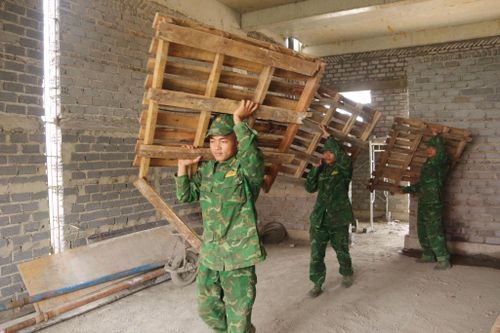 Không khí lao động sôi nổi, khẩn trương