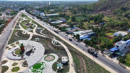 Công viên trước UBND xã Hàm Thuận Nam nhìn từ trên cao