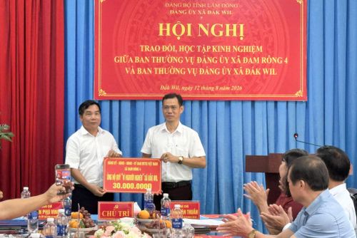 Xã Đam Rông 4 ủng hộ quỹ Vì người nghèo xã Đăk Wil 30 triệu đồng