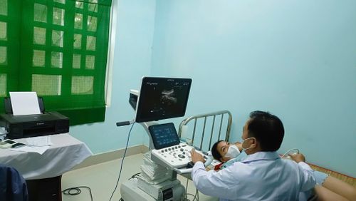 Phụ nữ mang thai ở xã Đông Giang được bác sĩ siêu âm thai kỳ tại Trạm Y tế xã Đông Giang