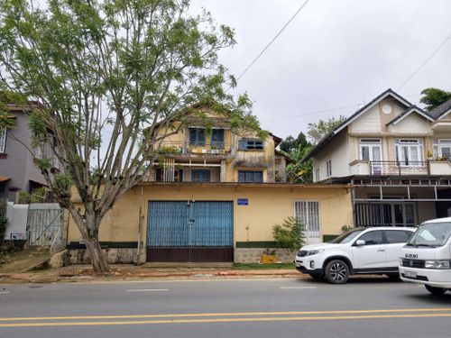 Một biệt thự khác nằm ở vị trí đắc địa mặt tiền Xô Viết Nghệ Tĩnh (phường Lang Biang - Đà Lạt) cũng trong tình trạng xuống cấp nghiêm trọng. Trước đây, biệt thự này là nhà ở tập thể của cán bộ, công nhân viên Công ty Dược và Vật tư y tế Lâm Đồng