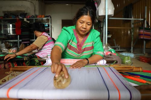 Phụ nữ Mạ miệt mài bên khung cửi