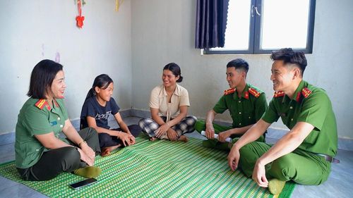 Công an xã thường xuyên đến nhà thăm hỏi, động viên các em vươn lên trong cuộc sống