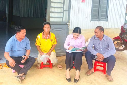 Nhiều bà con đồng bào DTTS tại chỗ xã Tà Đùng được chị H'Loan hướng dẫn làm hồ sơ, thủ tục vay vốn ưu đãi