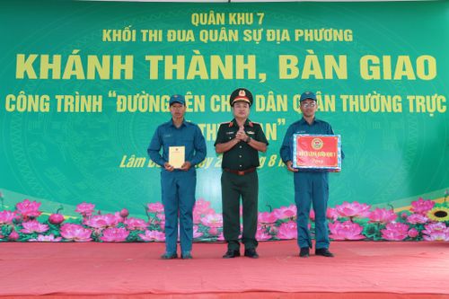 Trung tướng Trần Vinh Ngọc, Chính ủy Quân khu 7 cán bộ, chiến sĩ tại Chốt Dân quân thường trực xã Thuận An